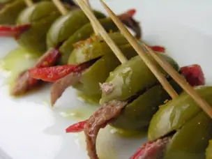 Grüne Oliven gefüllt mit Paprika und Sardellen Rezept 
