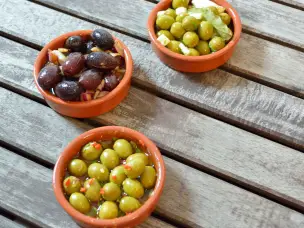Schwarze Oliven mit Paprika, Kümmel und Zwiebel Rezept