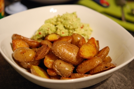 Guacamole mit gebackenen Kartoffeln