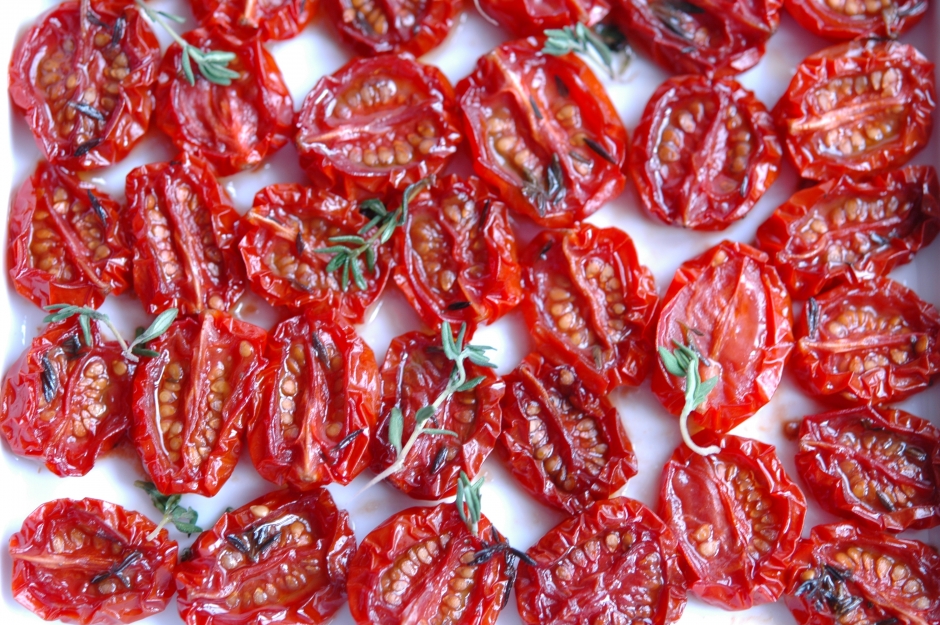 Tomaten auf weißem Teller