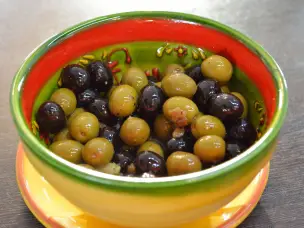 Bunte Oliven mit Sardellen Rezept
