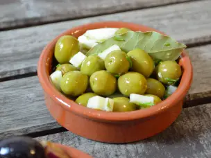 Grüne Oliven mit Manchego, Rosmarin und Knoblauch Rezept