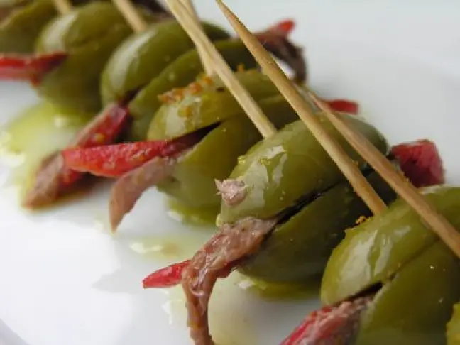 Grüne Oliven gefüllt mit Paprika und Sardellen von Miguel