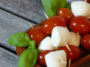 Kleine Tomate-Mozzarella Spießchen Rezept