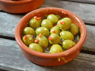 Marinierte Oliven mit Zitrone, Oregano und Chili Rezept