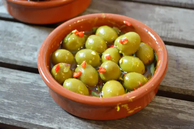 Marinierte Oliven mit Zitrone, Oregano und Chili von Katharina