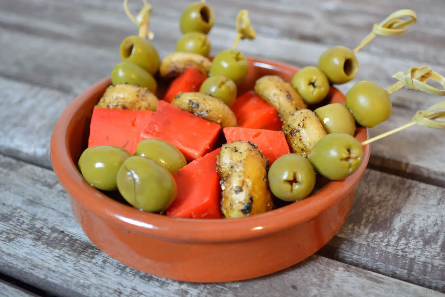Tapas Olivenspieße mit Pestokäse Rezept