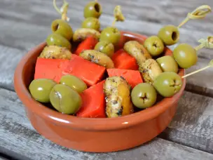 Olivenspieße mit Pestokäse Rezept